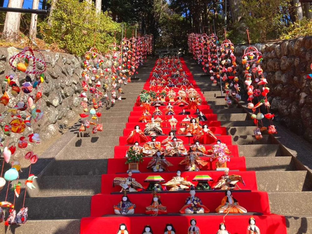 雛のつるし飾り】東伊豆・稲取にある日本一の「絶景」雛段飾りと